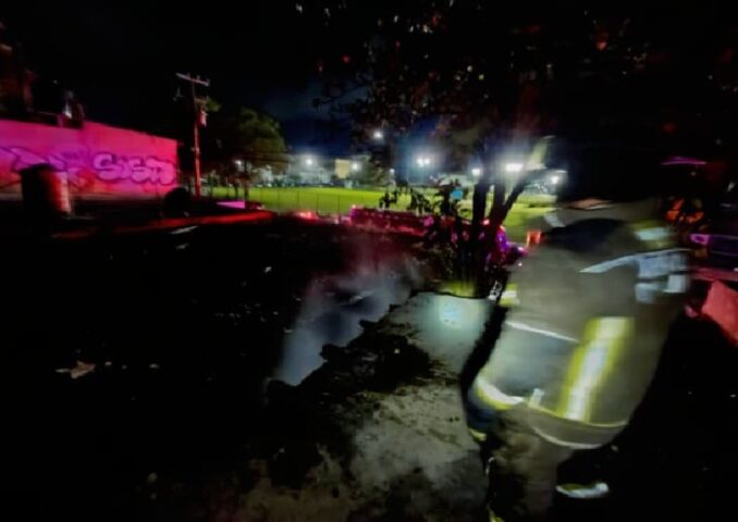 Cancun firemen stop spread of vacant lot fire to nearby buildings