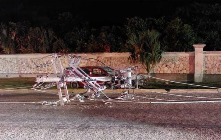 Car heading toward Playa del Carmen takes out CFE pole