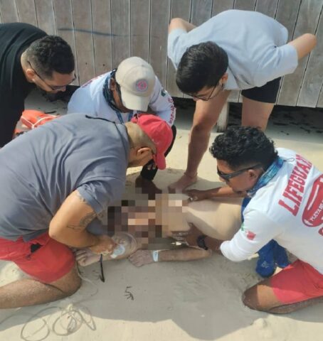 Lifeguards resuscitate drowning victim off central Playa del Carmen beach