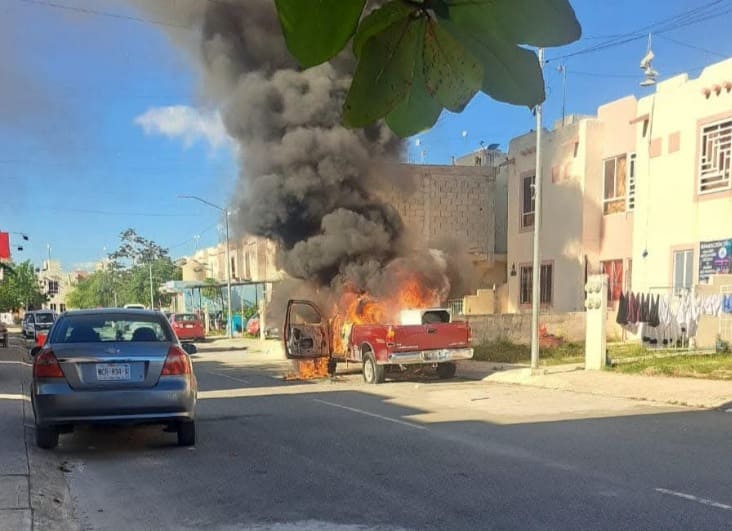 Playa del Carmen owner loses pickup in morning fire