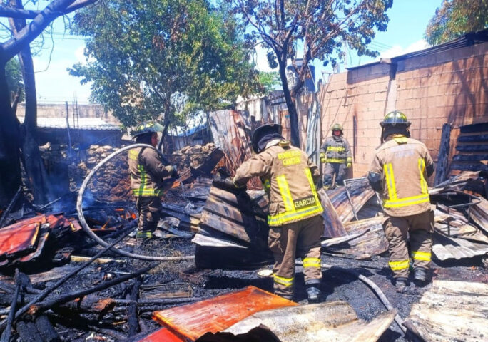 Cancun carpentry shop consumed by afternoon fire