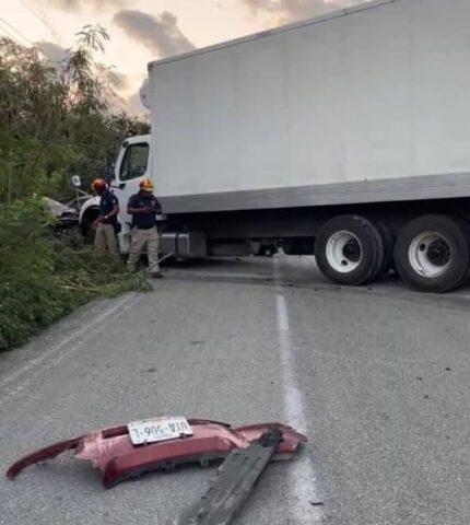 Three vehicles involved in highway crash outside Tulum
