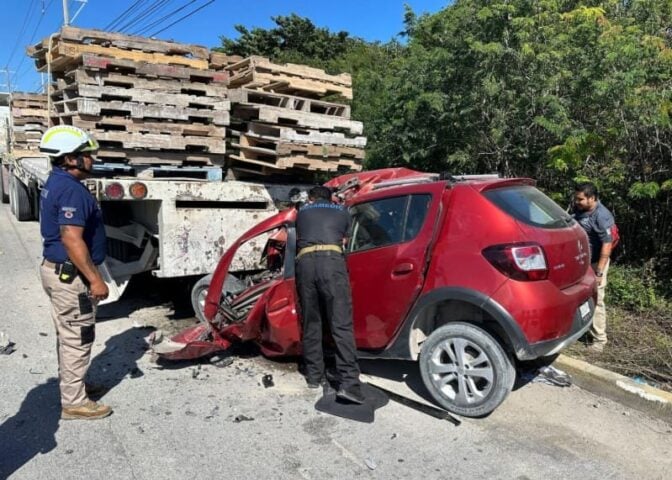 Driver killed slamming into parked flatbed on Riviera Maya highway