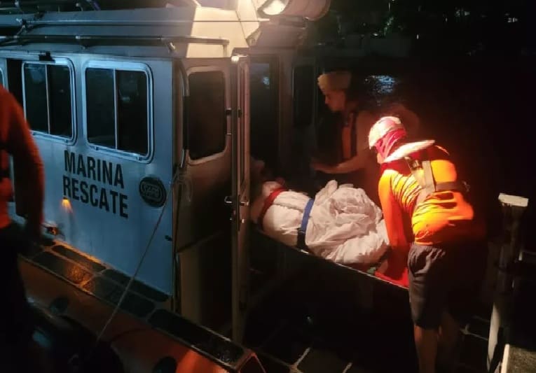 Mexican Navy personnel evacuate 7 year old from cruise ship in medical emergency