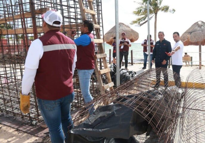 City officials dismantle illegal structure being built in Cancun beach parking area