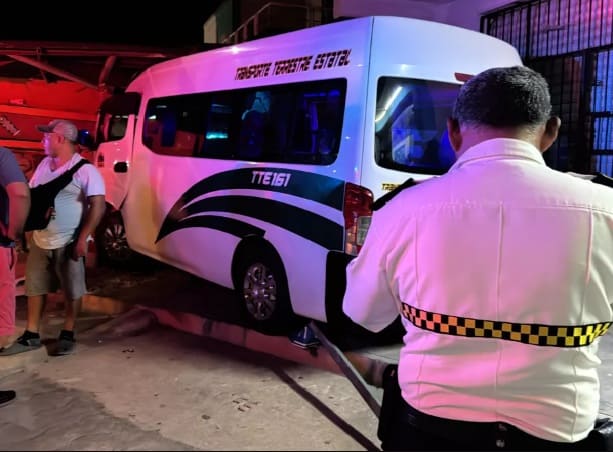 Residents chase Cancun combi driver who ran leaving three injured