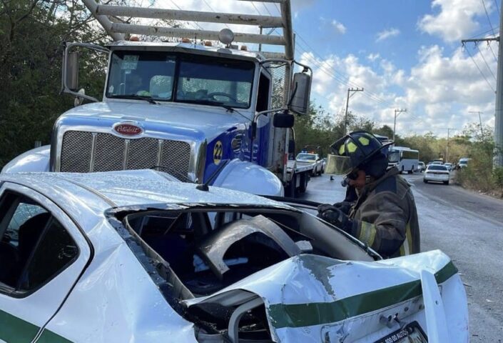 Industrial truck collides head on with Cancun taxi sending five to hospital