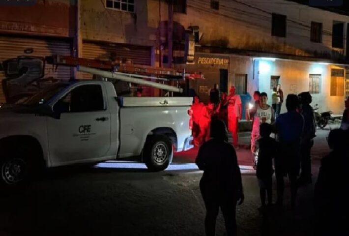 Frustrated residents block Cancun street after 12 hours without power