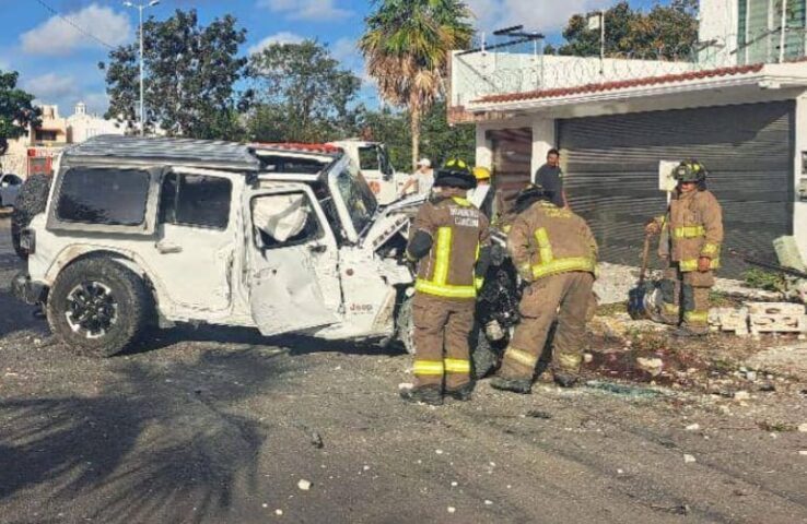 Cancun driver abandons SUV after crashing into private home