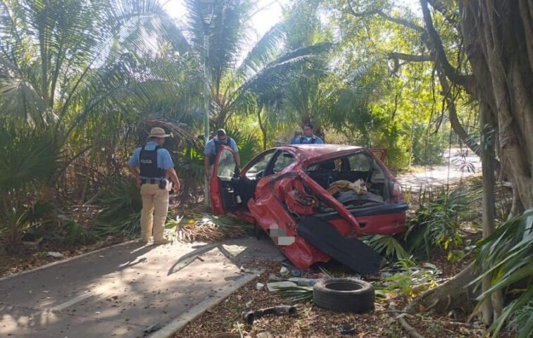 Cancun Transit deal with wrecked car abandoned on city bike path