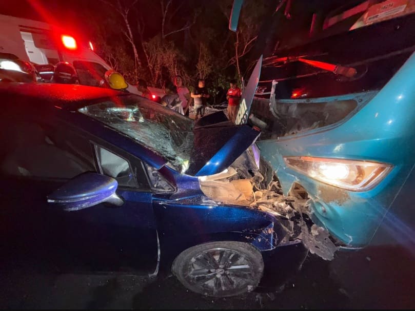 Two sent to hospital from car bus crash outside Tulum