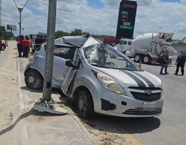 Driver killed in high speed collision with Cancun pole