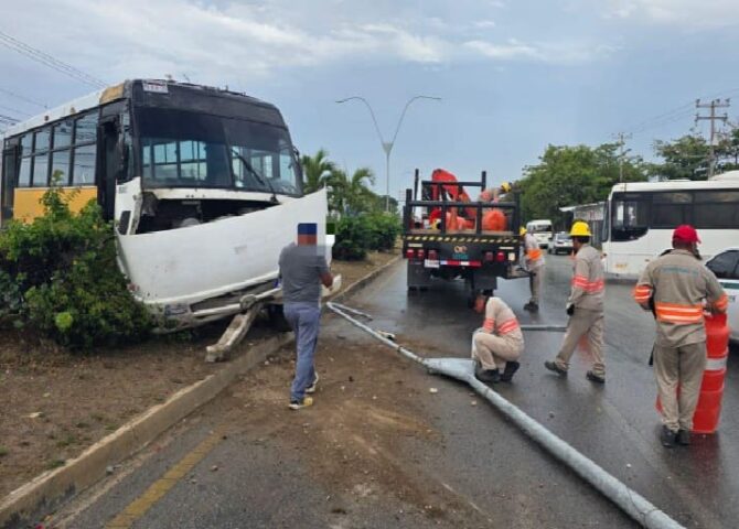 Single vehicle accident slows Cancun traffic in both directions