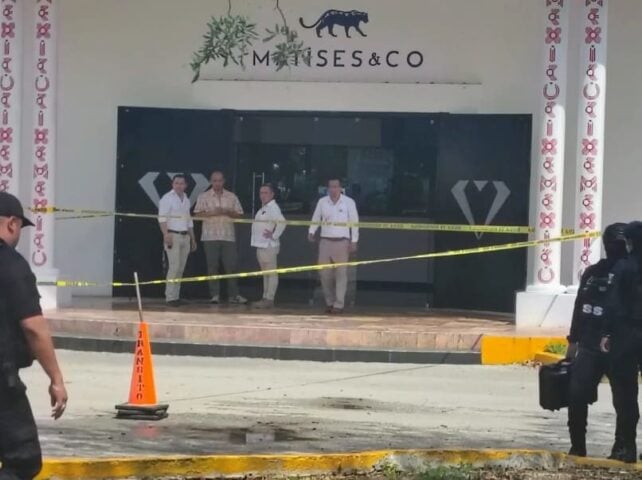 One suspect captured after criminals exchange gunfire with police in Puerto Morelos jewelry store robbery