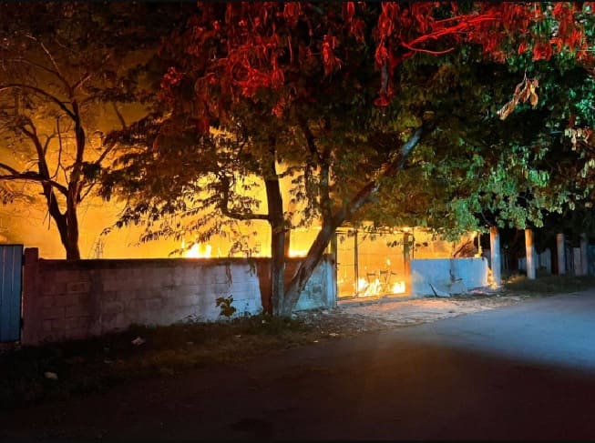 Early morning fire destroys modest Mahahual home