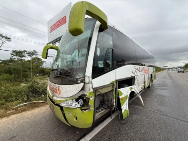 Three vehicle collision slows Riviera Maya highway traffic