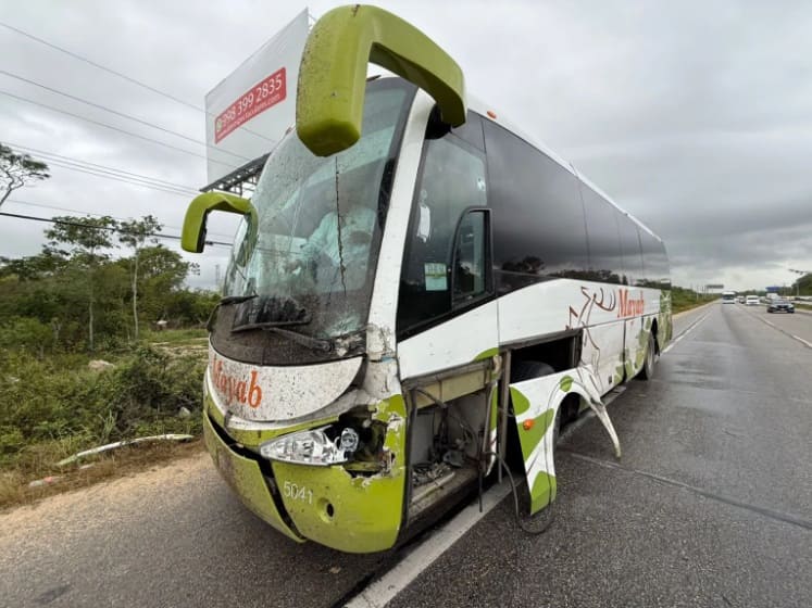 Three vehicle collision slows Riviera Maya highway traffic
