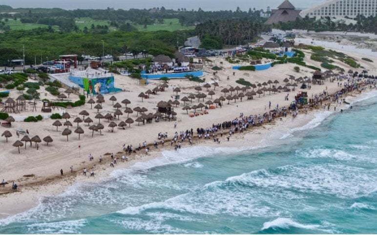 Over 600 participate in Cancun's first simultaneous beach clean