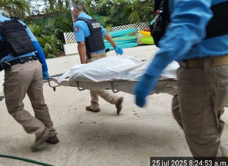 Cancun Hotel Zone Tourist Police remove body reported floating under Calinda bridge