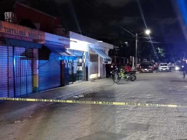 Armed men target two inside Cancun barbershop in evening shooting
