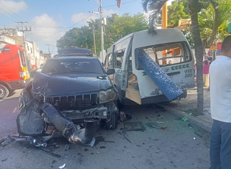 Running of red light sends 8 to Cancun hospital from 3 vehicle crunch