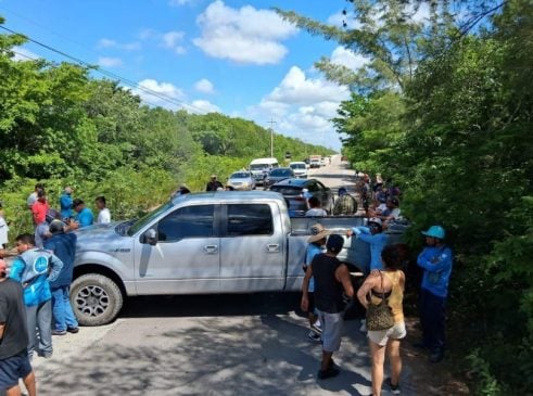 Agreements made after angry residents block Mahahual highway