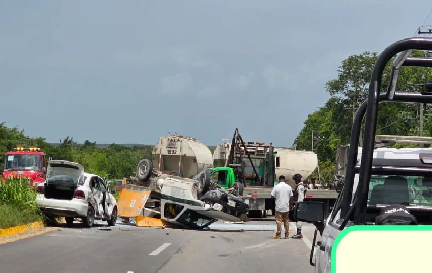 Multi-vehicle collision closes southbound traffic outside Chetumal