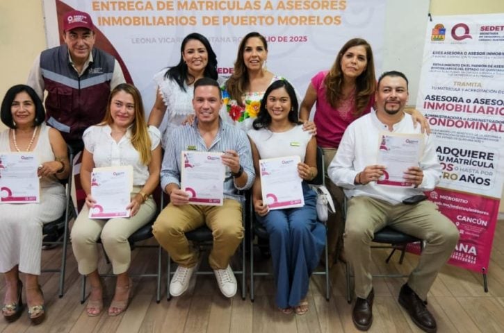 Governor presents Puerto Morelos real estate agents with licenses to practice