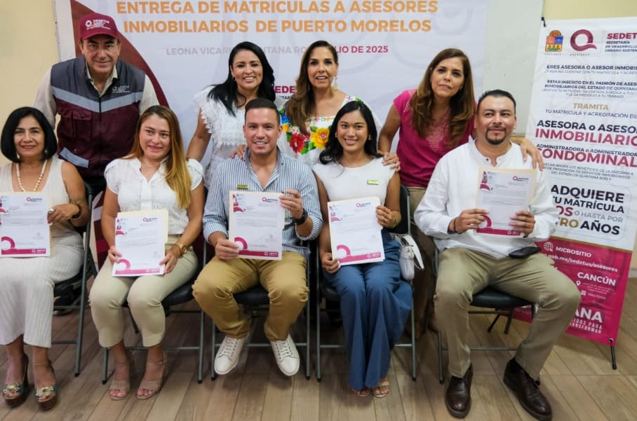 Governor presents Puerto Morelos real estate agents with licenses to practice