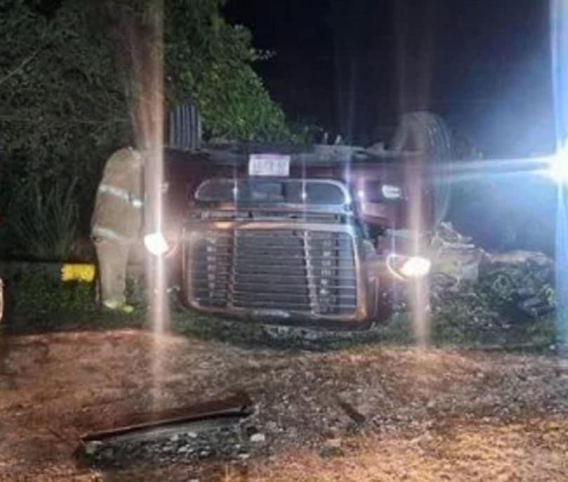 Semi driver killed overturning unit outside city of Chetumal