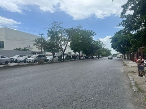 Protestors outside Cancun court house accuse police of planting drugs on detained Uber driver
