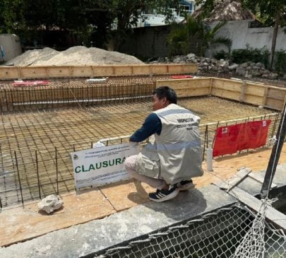 Urban Development inspectors shut down illegal project on Bacalar lagoon shore