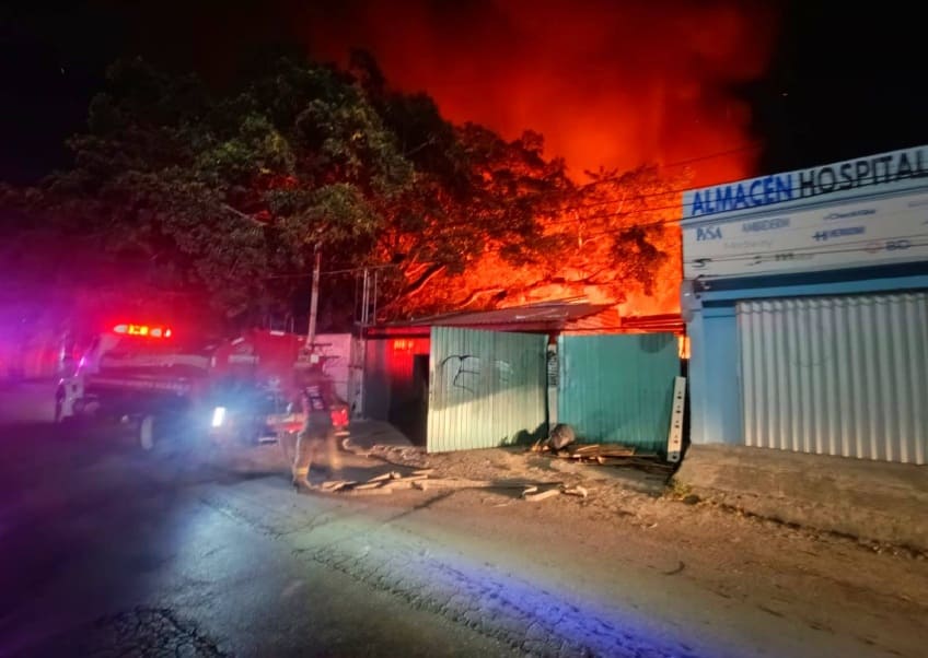 Firefighters battle Cancun carpentry shop fire
