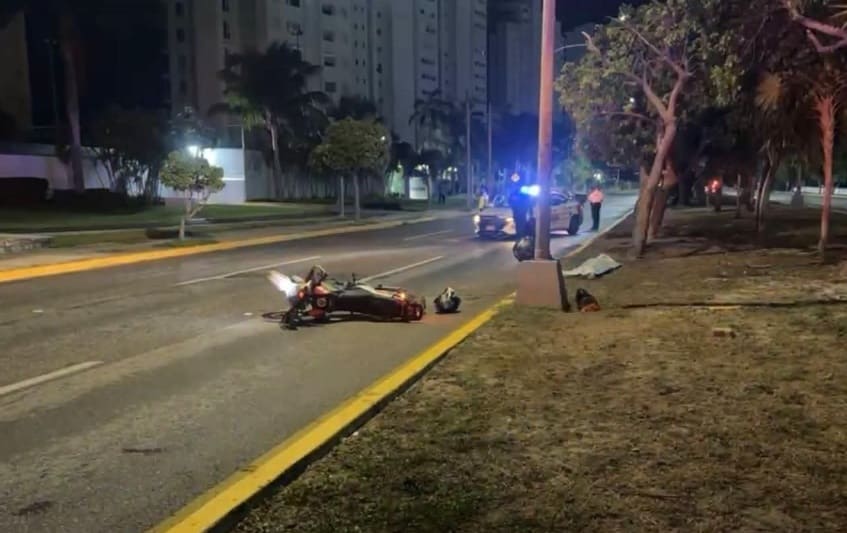 Driver loses control on wet Cancun pavement killing two