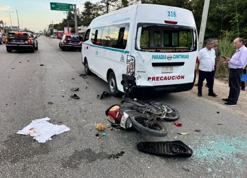 City bike driver suffers face and arm injuries crashing into back of combi