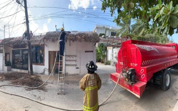Holbox firemen quick to extinguish hotel palapa fire