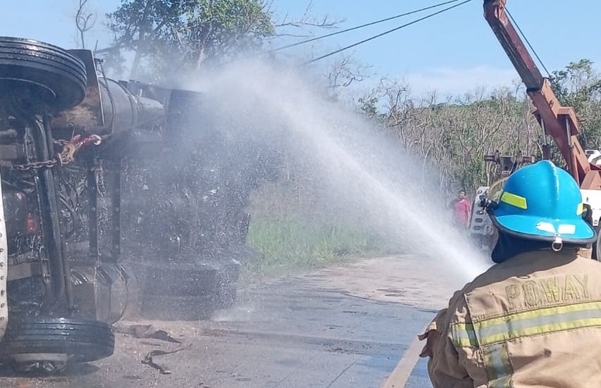 Rolled 42,000 liter fuel truck keeps José María Morelos highway shut for hours