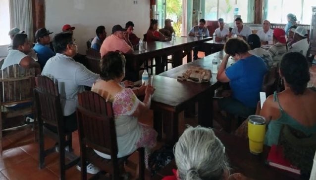State government meets with Mahahual settlement leaders over irregular properties