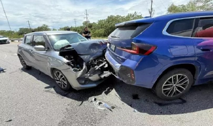 Sudden fast lane stop causes four car pileup outside Puerto Aventuras