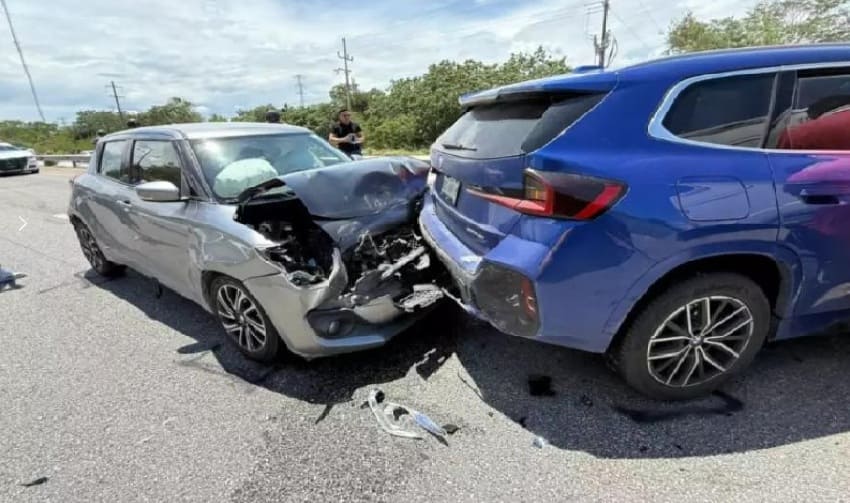 Sudden fast lane stop causes four car pileup outside Puerto Aventuras