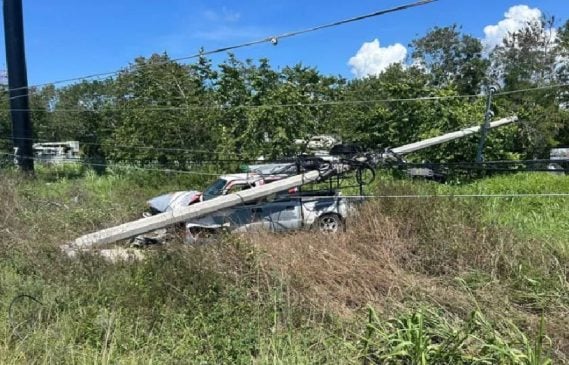 Pickup takes out CFE pole affecting power north of Playa del Carmen