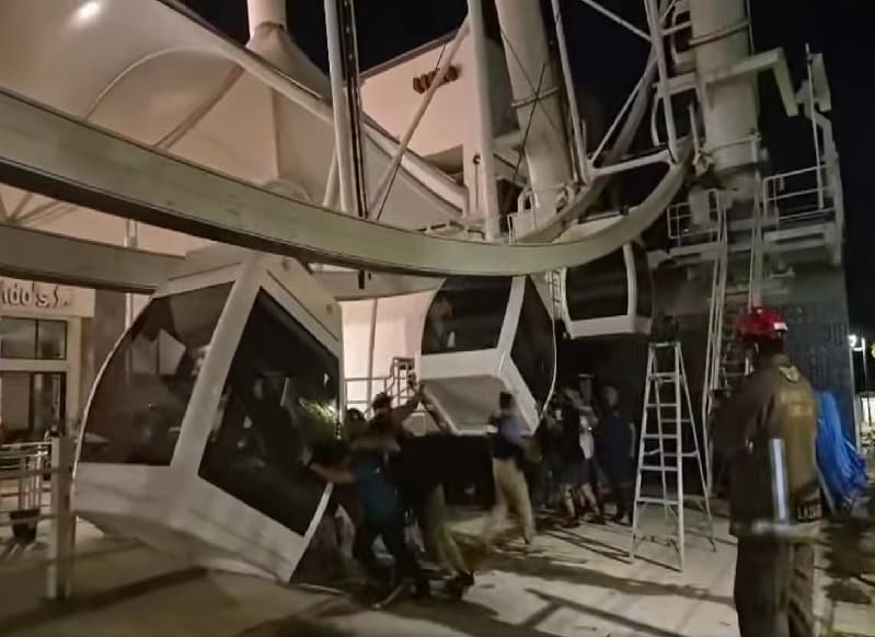 Firemen rescue riders stuck in Cancun Hotel Zone Ferris wheel cars