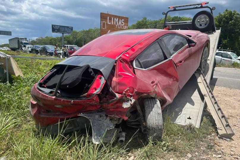 Both drivers walk away from two car crash outside Tulum