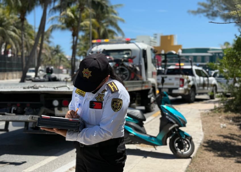 Cancun Transit issues dozens of tickets for hotel zone parking violations