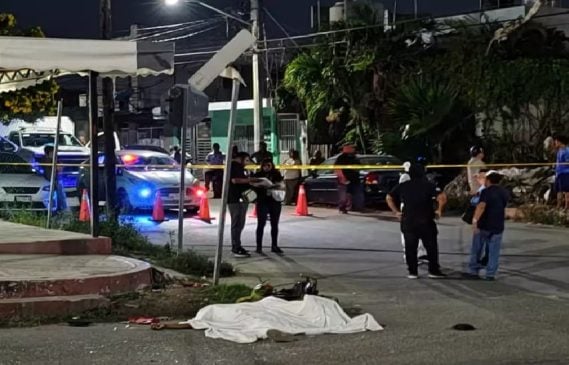 Young motorcyclist killed driving into side of Cancun combi