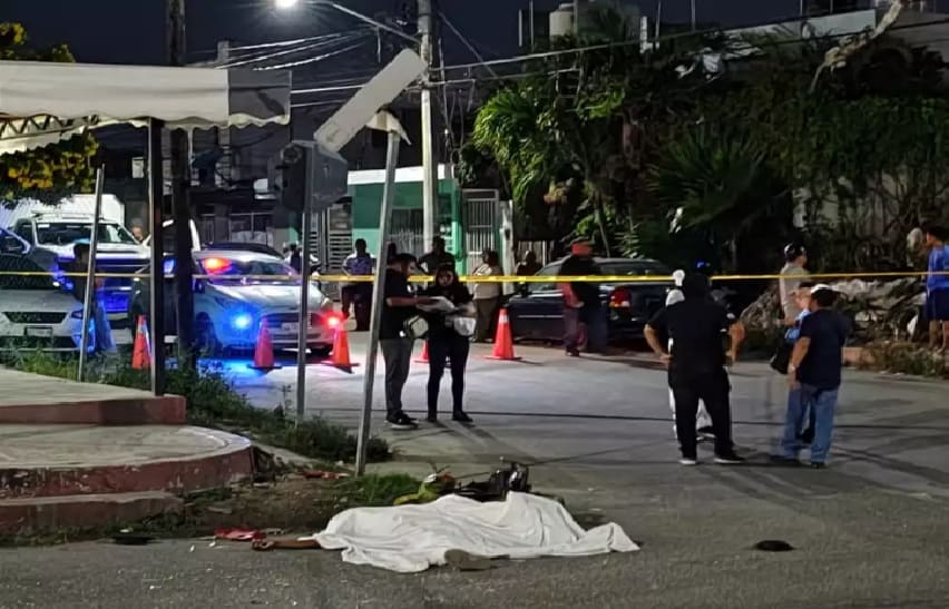 Young motorcyclist killed driving into side of Cancun combi