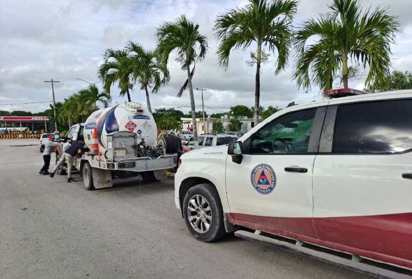 Civil Protection stops operation of LP gas truck found traveling Cancun streets with hose leak