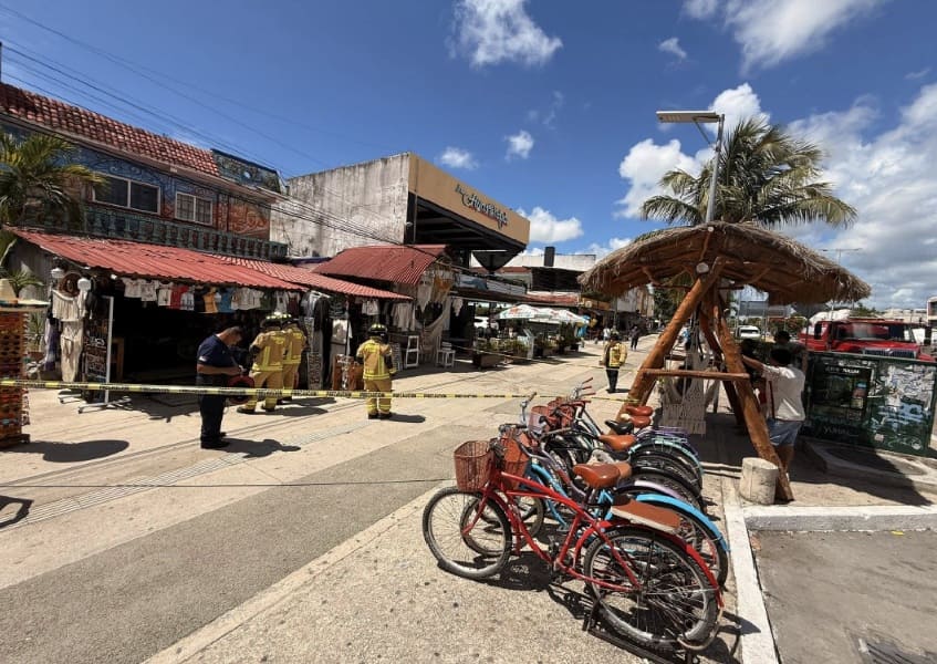 Tulum firemen and CFE deal with exploding underground system that leaves center without power