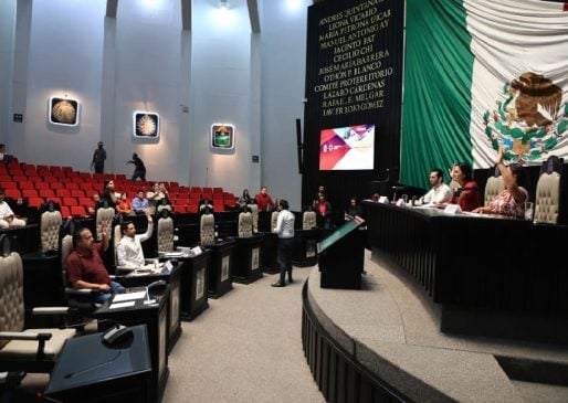 Secretary reports to Congress on Quintana Roo tourism sector