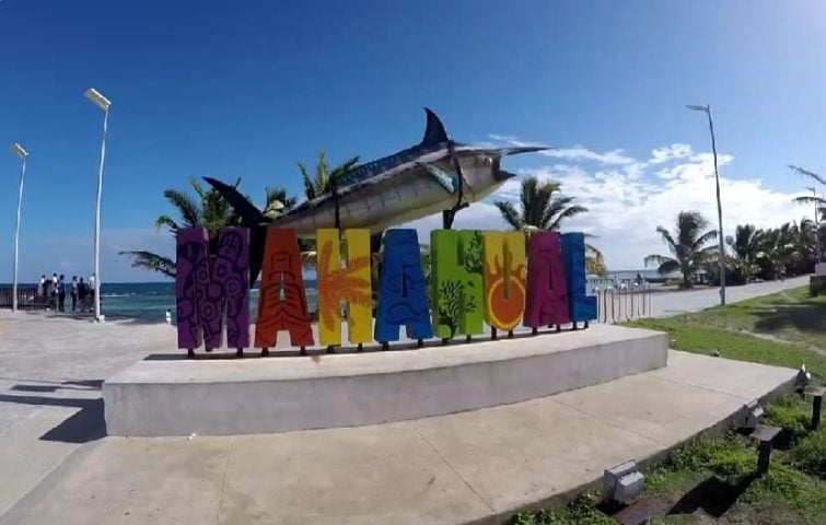 Company beings rebuilding of main avenue into Mahahual